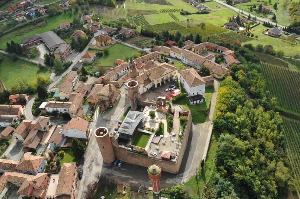 nero di stelle - castello di moasca - una veduta dall'alto