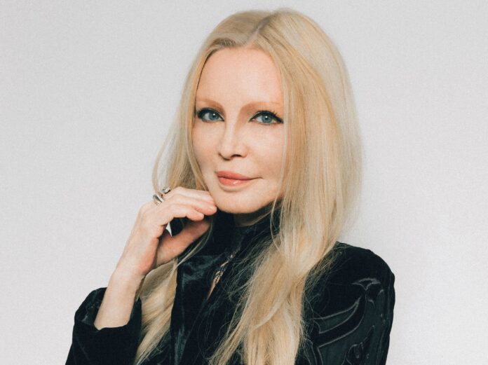 patty pravo in primo piano, bionda, capelli lunghi, vestita di nero