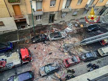 Torino, esplosione in appartamento: un morto e 5 feriti, grave un ragazzo di 12 anni