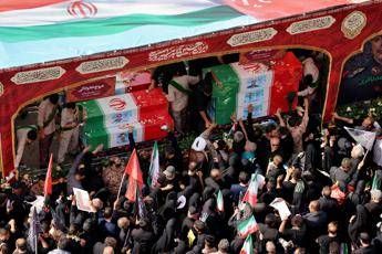 Trump: “Bufala i 30 miliardi per nucleare Iran”. A Teheran folla per addio a ‘martiri’ guerra