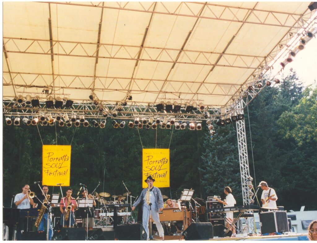 vito asta sul palco con la band durante un concerto