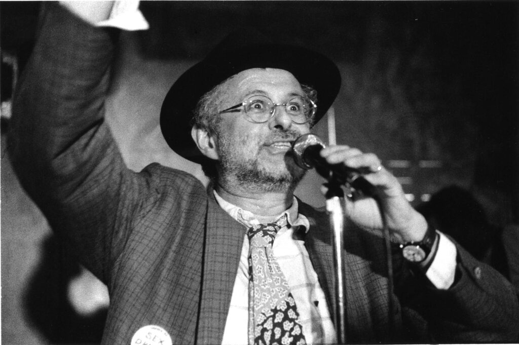 vito asta durante un concerto.