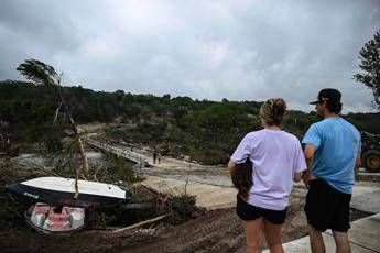 Alluvione Texas, oltre 50 i morti: 15 sono bambini. Si cercano 27 ragazze disperse