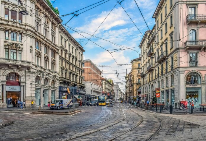 bando pubblico - una vaduta panoramica del centro di milano