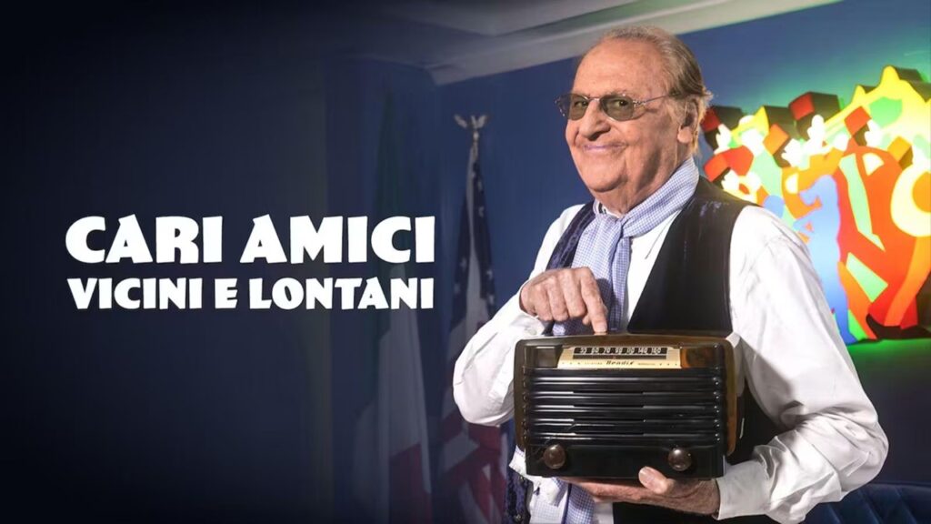 cari amici vicini e lontani - renzo arbore ha in mano una radio vintage
