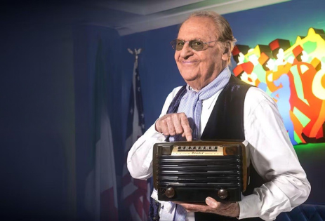 cari amici vicini e lontani - renzo arbore ha in mano una radio vintage