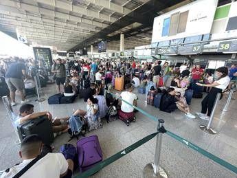Catania, spento l’incendio vicino all’aeroporto: i voli tornano operativi