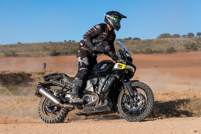 baja aragon - joan pedrero in sella alla harley-davidson pan america