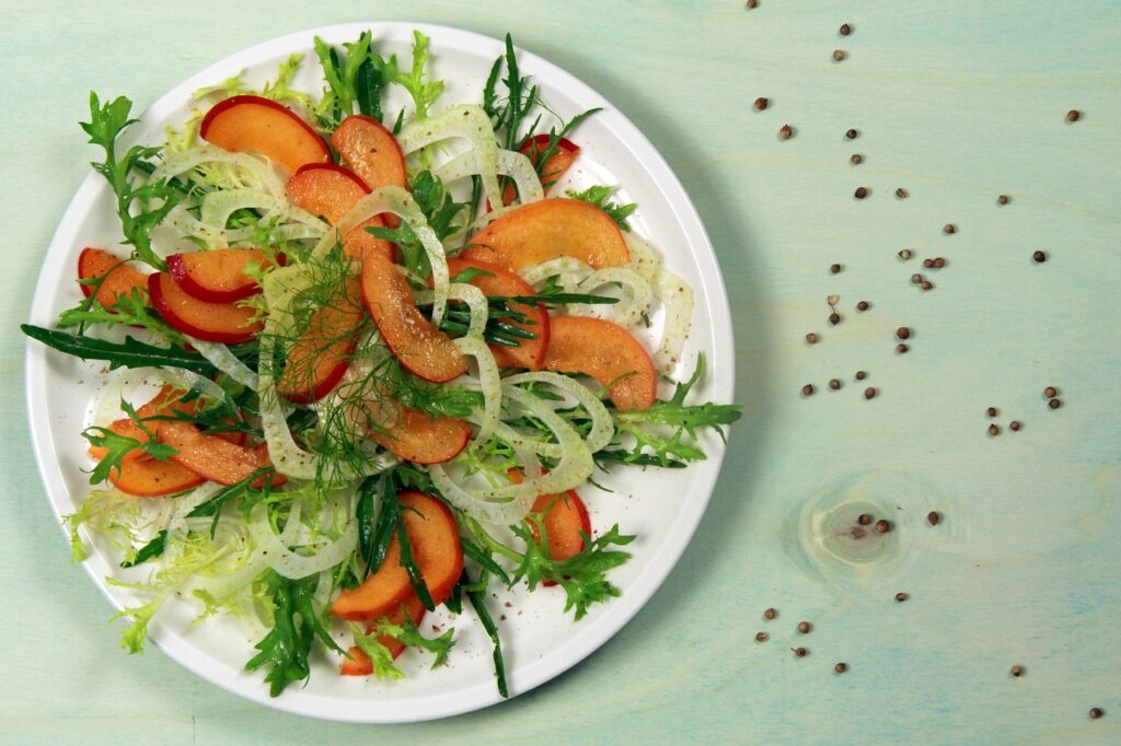 piatto di insalata di finocchio fette di albicocche e prezzemolo visto dall'alto