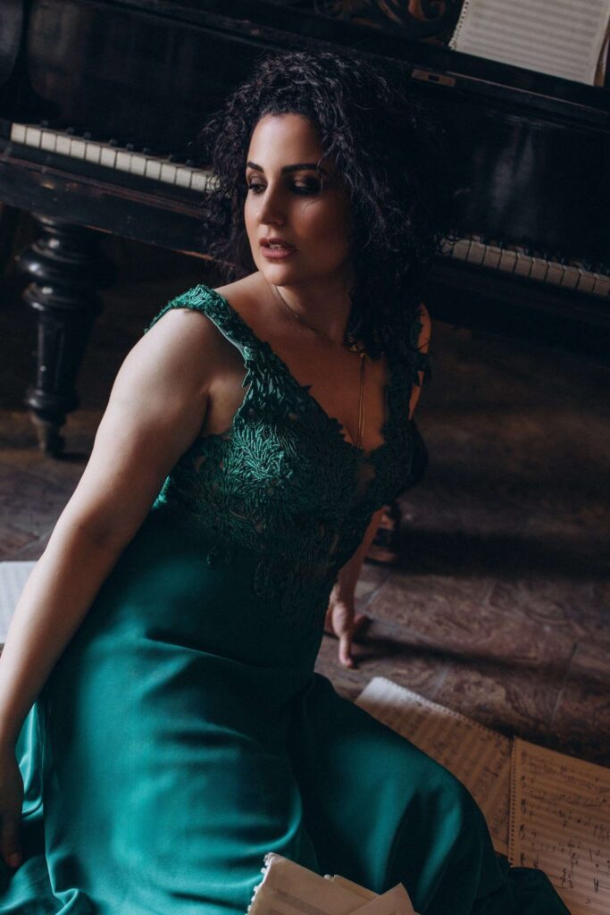 isabella turso in primo piano indossa un abito estivo verde