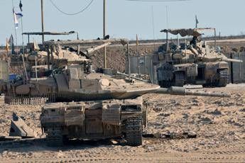 Israele prepara prima operazione di terra nel centro della Striscia. Gaza: “Nuova strage di civili in attesa di cibo”