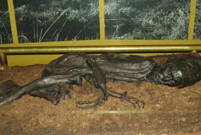 La spergola l’ultima cena dell’impiccato preistorico - nella foto il corpo mummificato di un uomo, coricato su un fianco