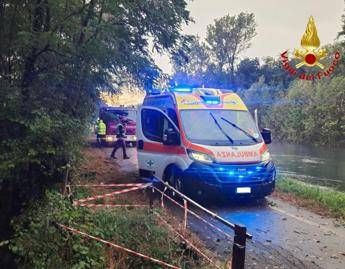 Maltempo, a Milano una donna muore travolta da un albero. Fulmine colpisce treno, Roma aspetta pioggia