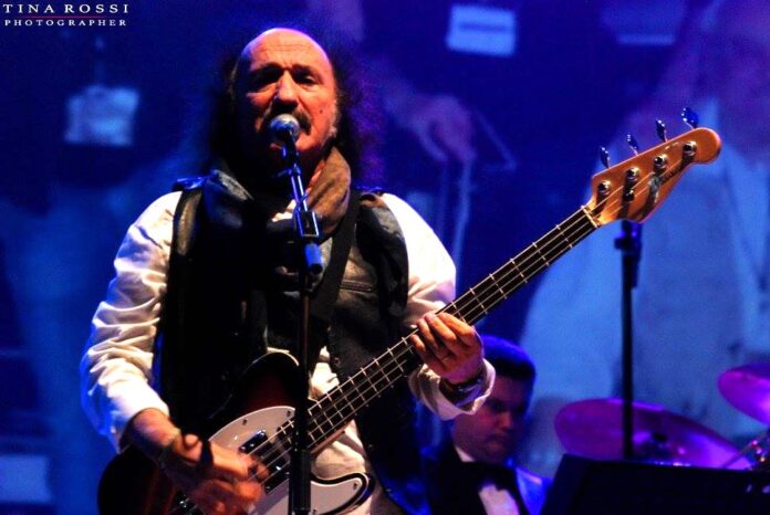 livio macchia de i camaleonti durante un concerto