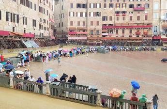 Palio di Siena salta per maltempo, la corsa è rinviata a giovedì