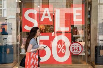 Partiti i saldi estivi 2025: sconti più alti rispetto all’anno scorso