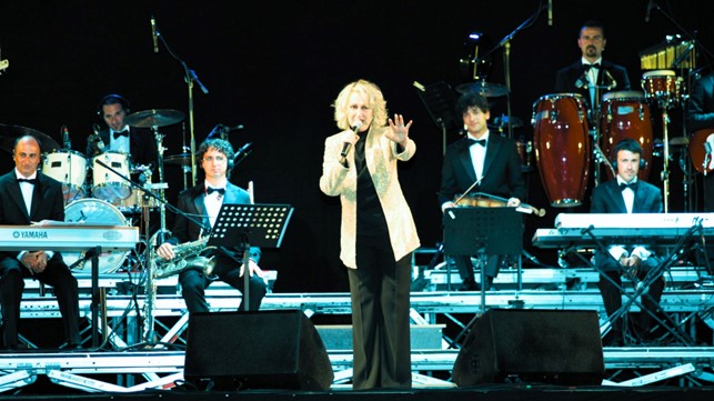 loretta goggi durante un concerto