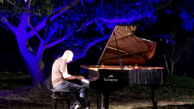 pasquale maria morgante durante un concerto , seduto al pianoforte