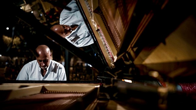 Pasquale Morgante seduto al pianoforte