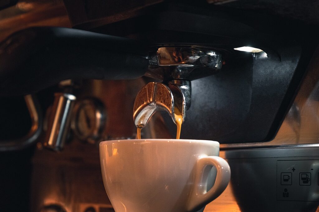 L'espresso diventerà un lusso - una tazzina di caffè sotto la macchina espresso del bar
