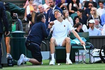 Sinner e l’infortunio a Wimbledon, gli esami e le condizioni. Oggi si allena