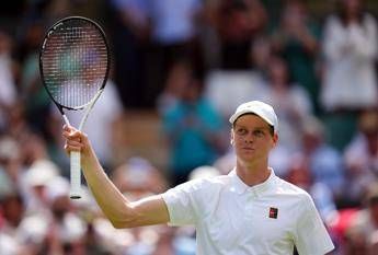 Sinner in finale a Wimbledon, Djokovic travolto in semifinale. Domenica sfida con Alcaraz