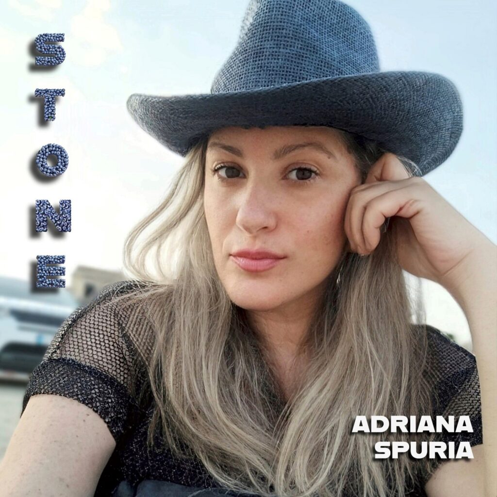 stone - adriana spuuria in primo piano nella copertina del nuovo singoolo