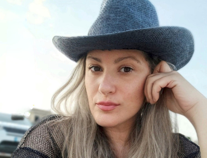 stone - adriana spuria indossa un cappello da cawboy