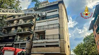 Torino, esplosione in condominio a Collegno per fuga di gas: due feriti