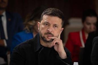 Ucraina, Zelensky: “Avviati colloqui per possibile incontro con Putin”. Cremlino prende tempo