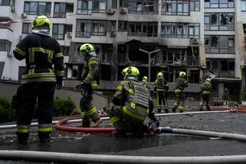 Ucraina, nuovi attacchi russi su Kiev. Cremlino: “Non escluso incontro Putin-Trump in Cina”