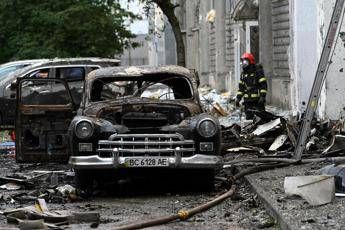 Ucraina, pioggia di droni e missili russi: 18 morti. Media: “Trump valuta nuovo pacchetto armi”