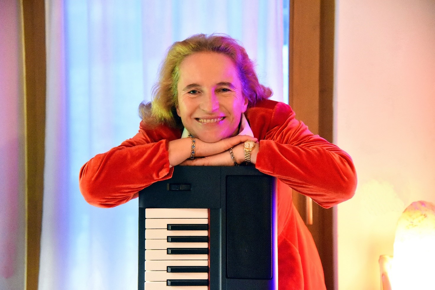 sonja venturi in primo piano, sorridente, appoggiata a una fisarmonica