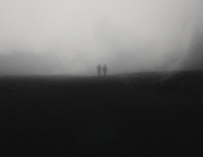 zave - la copertina del nuovo ep che raffigura due persone che camminano nella nebbia