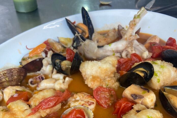 zuppa di pesce con cozze, pezzi di pesce e pomodoro