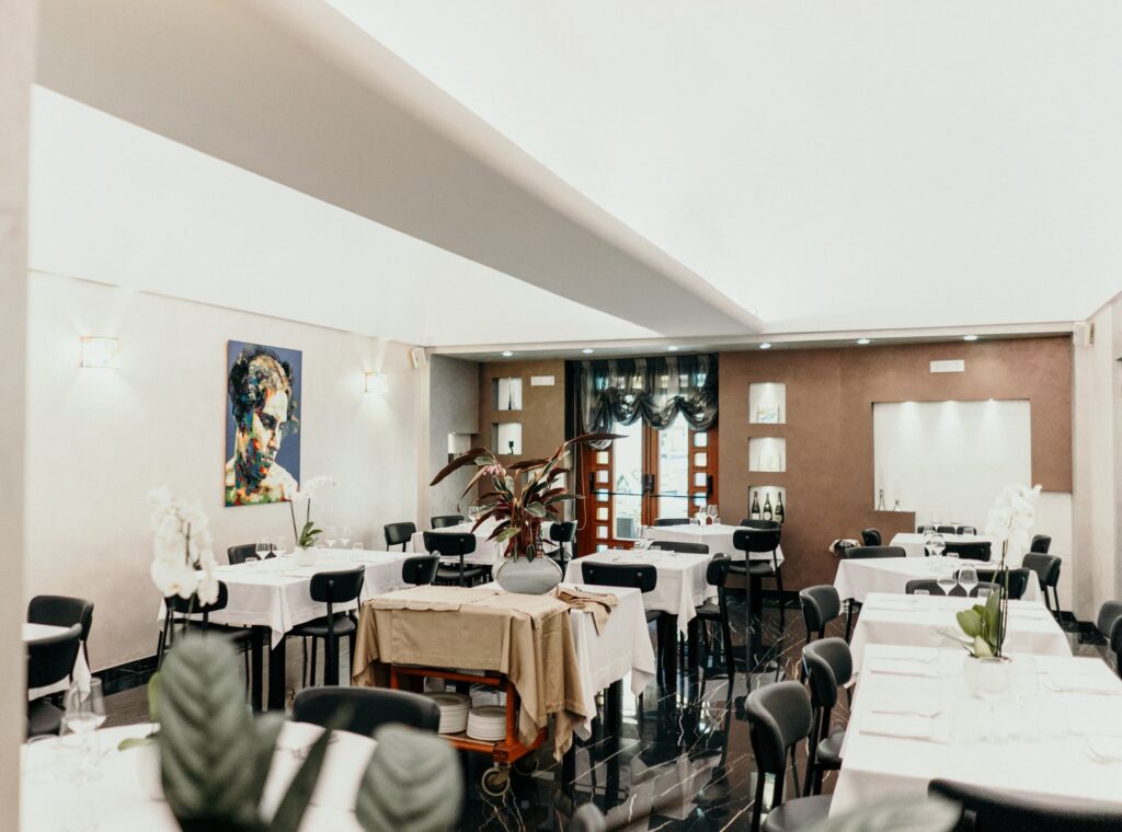 La sala del ristorante Il Caminetto, con tanti tavoli apparecchiati