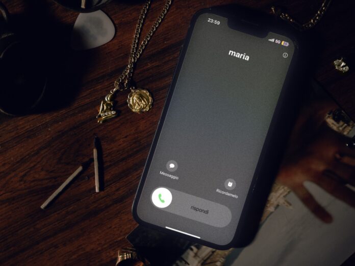 maria il nuovo singolo di blue27 con Asia Ghergo - la copertina che raffigura uno smartphone
