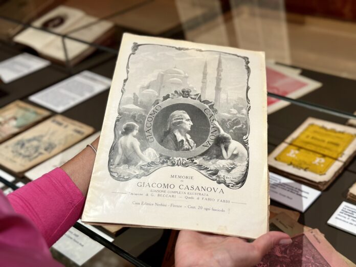 Giacomo Casanova Venezia - una persona tiene in mano un libro antico e lo mostra all'obbiettivo