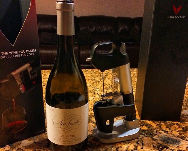 calice di vino Coravin - nella fot anticata una bottiglia di vino pregiato e accanto un aggeggio con un ago, vicino le scatole confezione del sistema