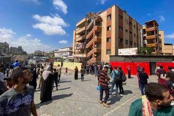Gaza, raid di Israele su ospedale Nasser: “Almeno 20 morti tra cui cinque giornalisti”