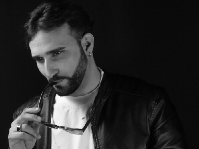 mouez in primo piano in una foto in bianco e nero