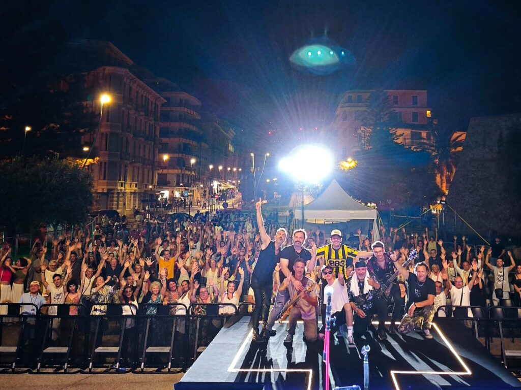 Oronero - la band sul palco e dietro la folla del pubblico