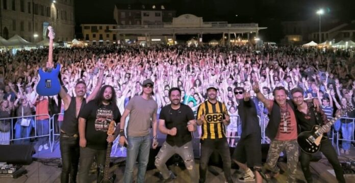 musica anni 90 - la tribute band di vasco, liga e 883 al completo sul palco, alle spalle il pubblico entusiasta
