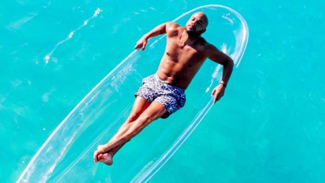 nate james in pantaloncini da bagno all'interno di una piscina