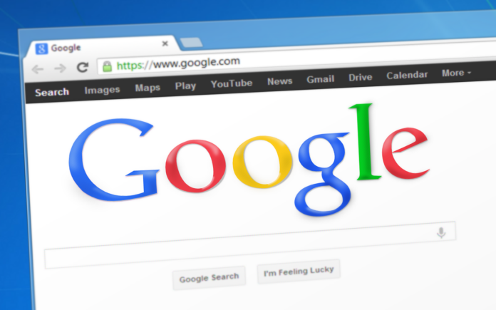 navigare in internet - la schermata di un pc aperta sulla homepage di google con lettere colorate