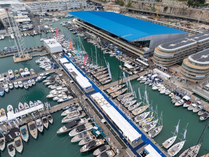 64°Salone Nautico Internazionale di Genova (1) (1) Nautica italiana - 65 saone nautico di Genova, un aveduta dall'alto del porto di Genova con tanti moli e tante imbarcazioni attraccate
