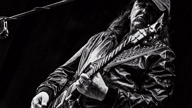 angelo anastasio durante un concerto, l chitarr elettrica a tracolla