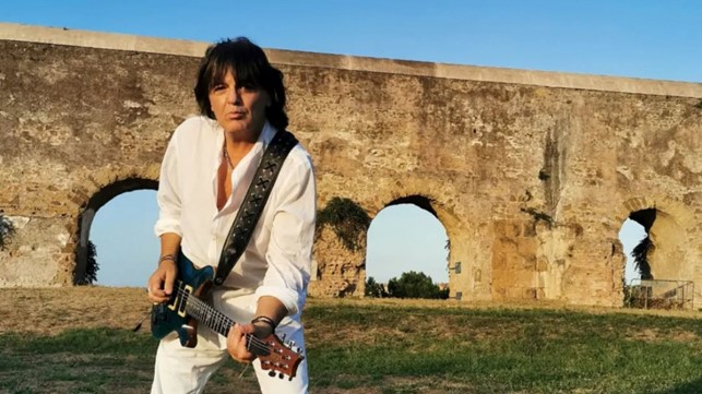 angelo anastasio all'aperto, la chitarra elettrica a tracolla