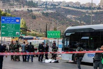 Attentato a Gerusalemme est, sei morti. Hamas: “Eroi”. Netanyahu: “Grande guerra a terrorismo”- Video