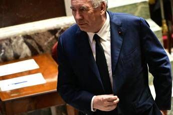 Francia, cade il governo Bayrou. Macron: “Nomina successore nei prossimi giorni”